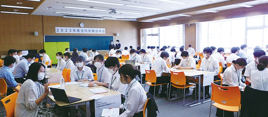 学内で「合同就職説明会」を開催しています