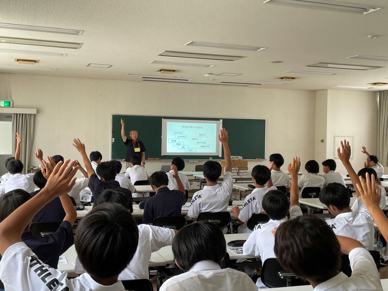 【地域連携】東京都立東高等学校にて、本学の鳥居学部長が出前講座を行いました